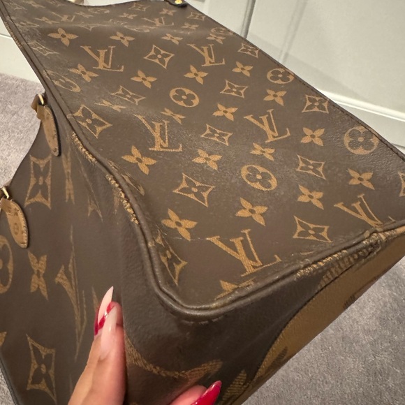 LOUIS VUITTON Reverse “On The Go” GM Tote - Picture 9 of 16
